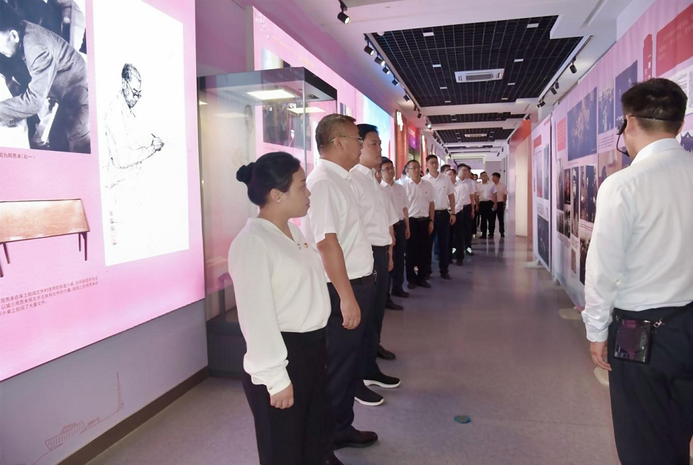 市金发集团组织党员干部参观“周恩来与勤政为民——...